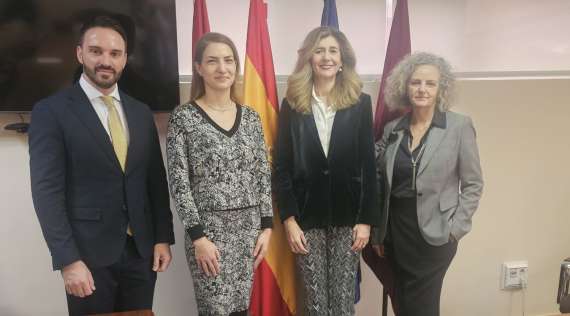 La vicerrectora de RRII y Cooperación, Rosario Cristobal Roncero recibe la visita de Raluca María Mihaila, encargada de Negocios a.i. de la Embajada de Rumanía en España.